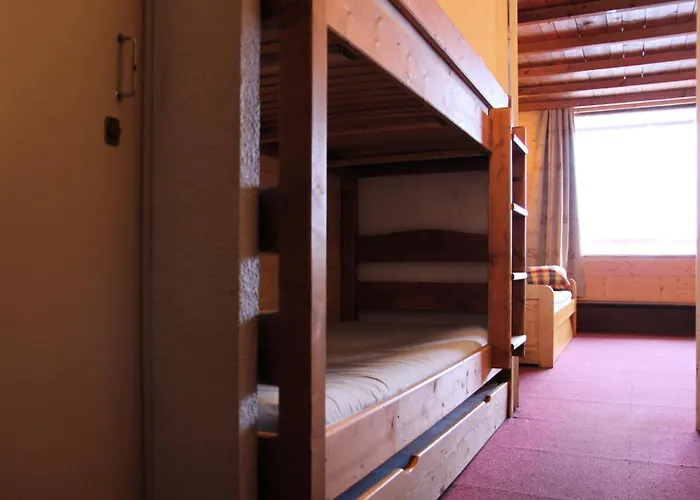 Blanc - Location: Pour 4 Personnes Oriente Sud Ouest Blanc Mae-9050 *