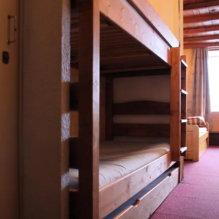 Blanc - Location: Pour 4 Personnes Oriente Sud Ouest Blanc Mae-9050 Daire *