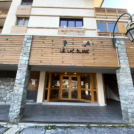 Blanc - Location: Pour 4 Personnes Oriente Sud Ouest Blanc Mae-9050 Daire *
